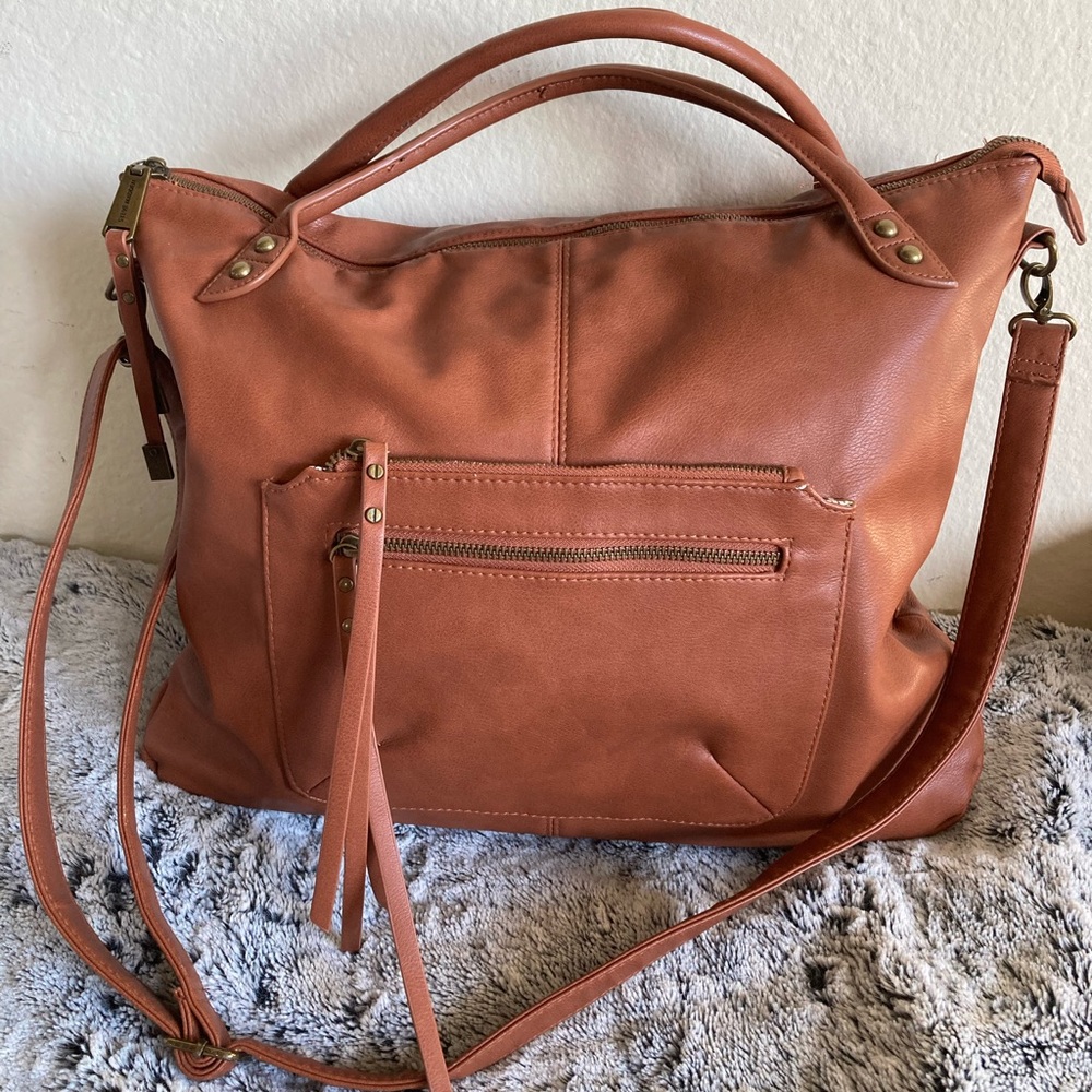 Steve Madden caramel crossbody bag. Slightly wear near the mail zipper